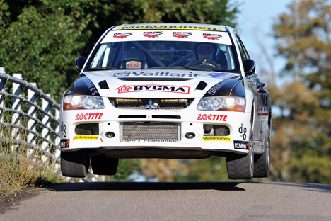 Michael Pedersen og Mie Petersen fra Vejle er flyvende for tiden i deres Mitsubishi Lancer Evo 9. Måske kan de endda blive danmarksmestre.